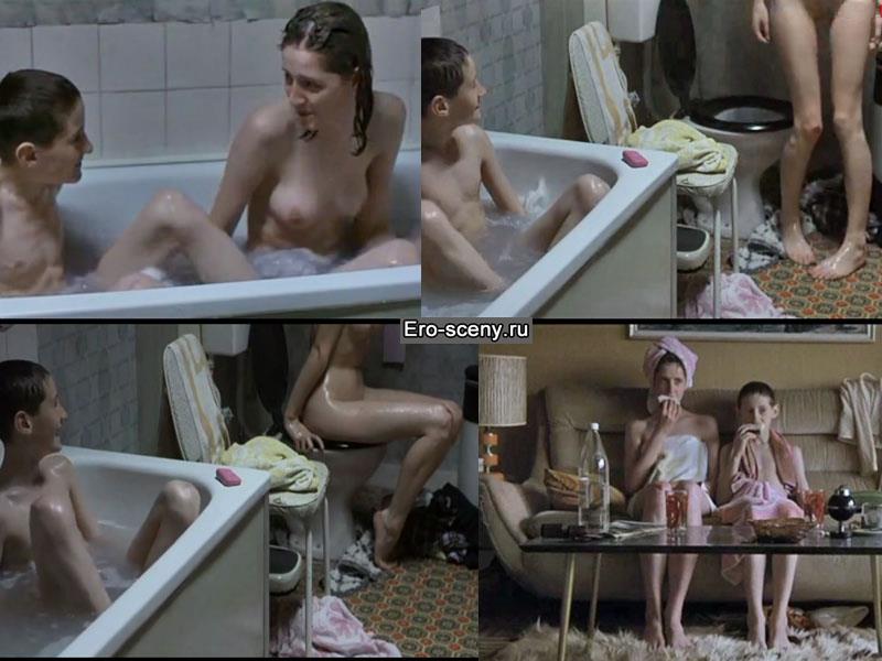 Старшая сестра и младший брат в ванной хватают друг-дружку за гениталии - скриншот 2